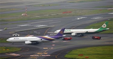 Thai Airways (L) and Taiwan's Eva Airways that came into contact on a taxiway