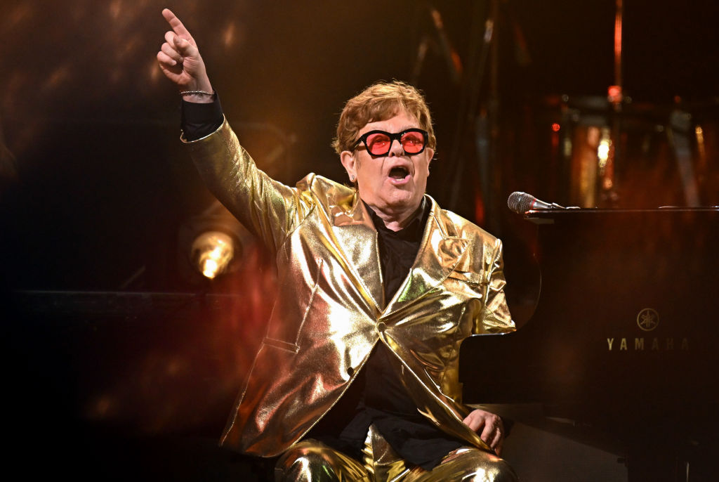 Elton John อำลาอย่างสง่างามในโชว์ครั้งสุดท้ายที่ Glastonbury 2023
