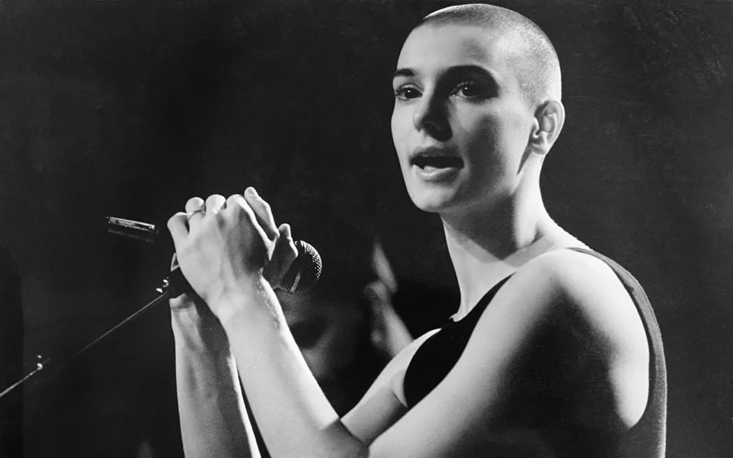 Sinead O’Connor เสียงแห่งความขบถที่สร้างแรงขับเคลื่อนให้วงการดนตรีและสังคม เสียชีวิตในวัย 56 ปี