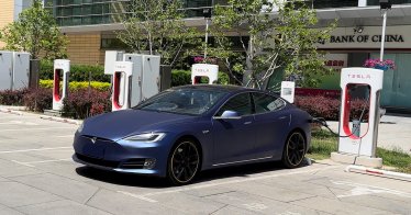 ทำไม Tesla ถึงอยู่เบื้องหลังอุตสาหกรรมรถยนต์ไฟฟ้า และขายดีที่สุดในจีน?