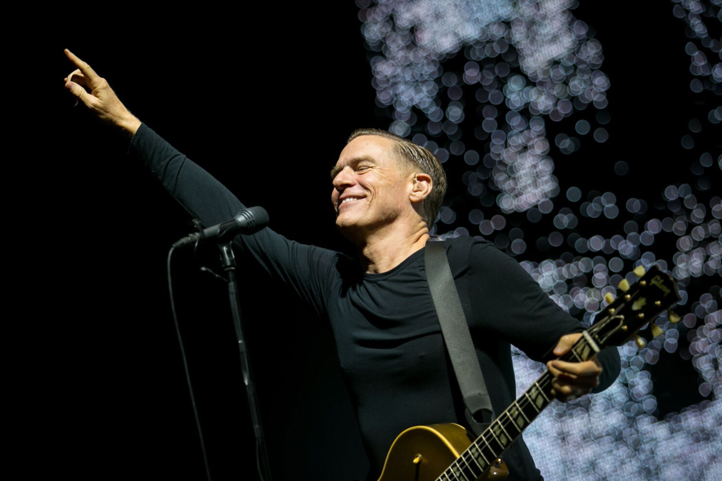 Bryan Adams เจอแฟนเพลงป่วนกระโดดแย่งไมค์ร้องเพลงบนเวที