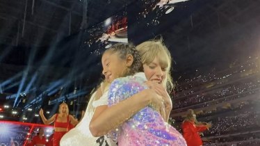 ภาพประทับใจ ! Taylor Swift มอบหมวก ’22’ ให้กับลูกสาวของ Kobe Bryant กลางคอนเสิร์ต