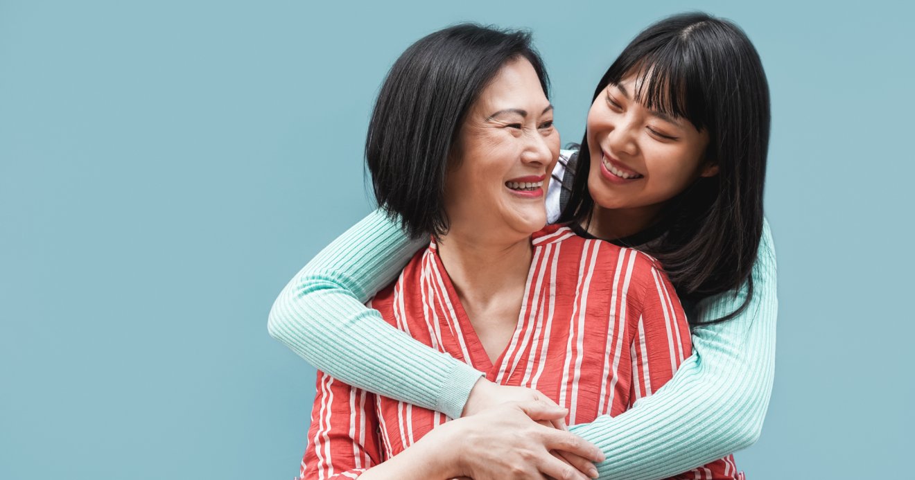 asian-mother-daughter-hugging