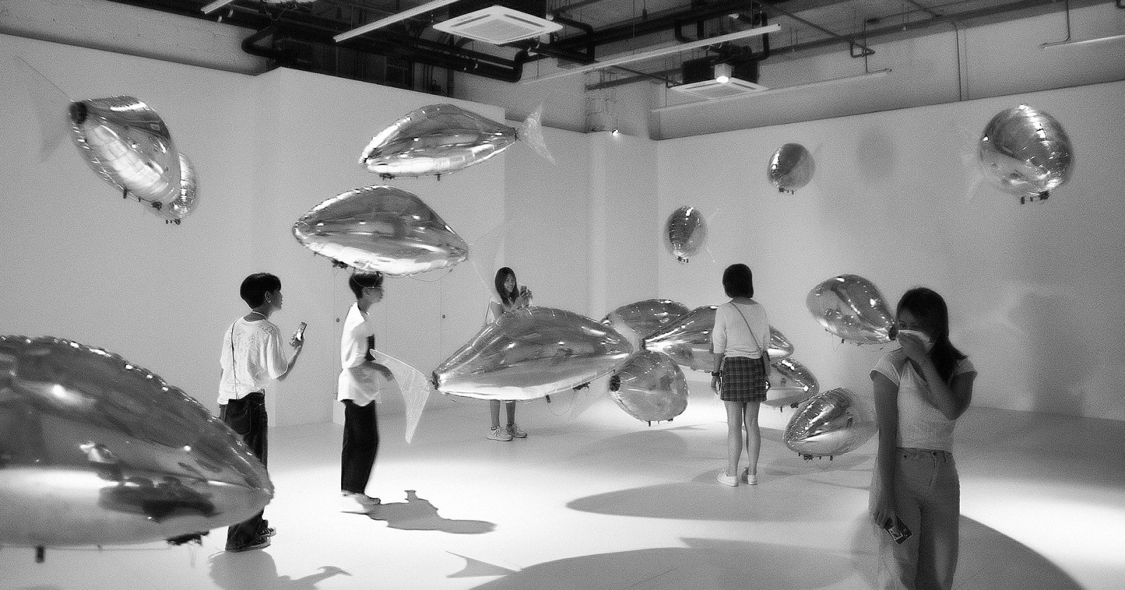 ทัวร์นิทรรศการ “FLOCK OF… Discover the supernatural nature of floating fish” พาผู้คนโบยบินไปกับฝูงปลาบนอากาศ