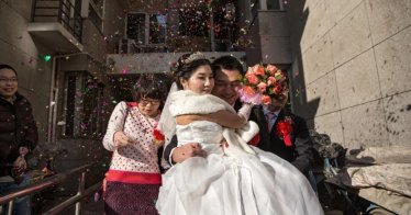 จีนแจกเงินเจ้าสาวคนละ 1,000 หยวน ดันคนรุ่นใหม่ให้แต่งงานมีครอบครัว