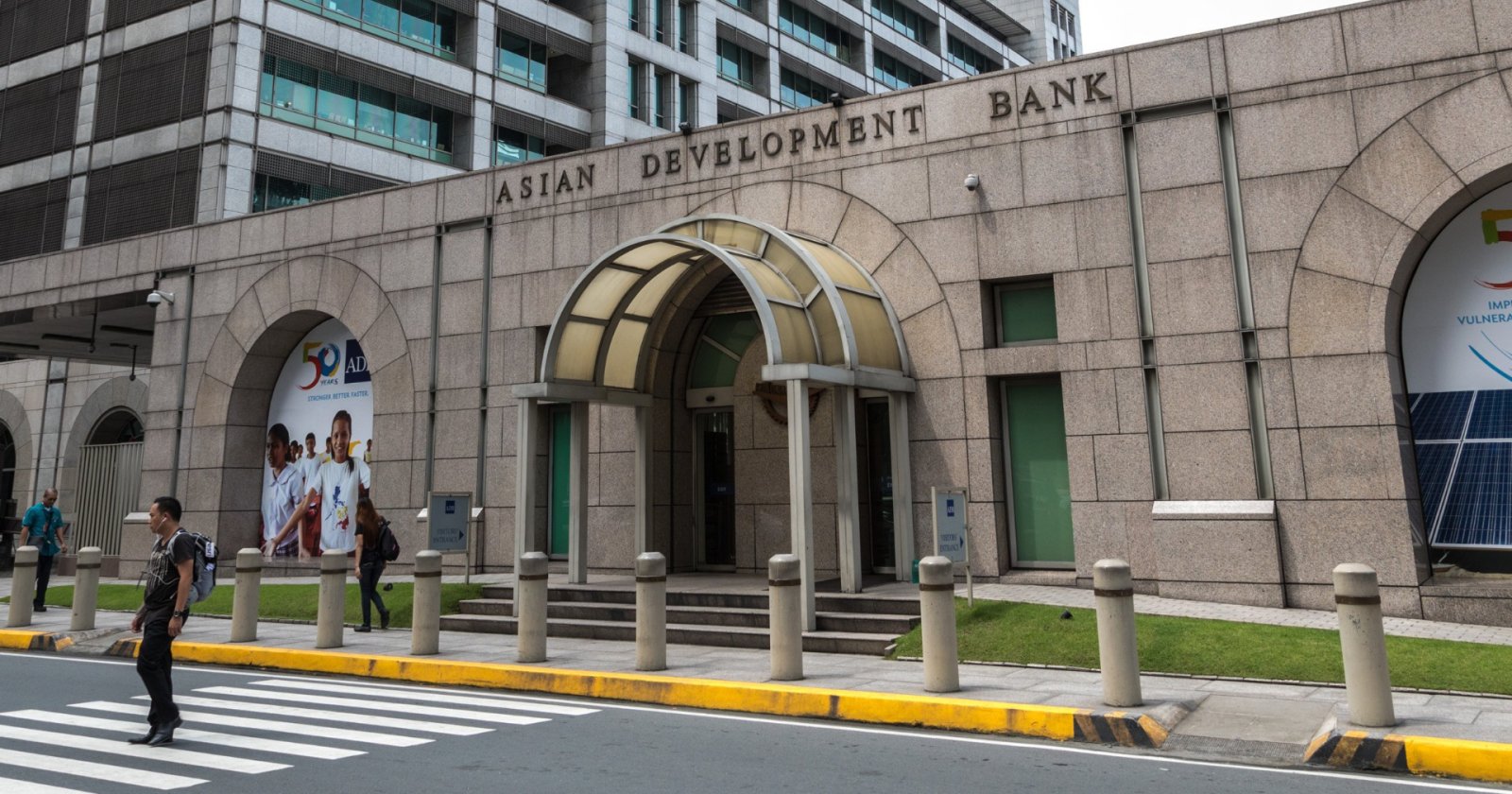 ADB ลดคาดการณ์เศรษฐกิจเอเชียปี 2023 เหลือ 4.7% หวั่นวิกฤตอสังหาฯ จีน