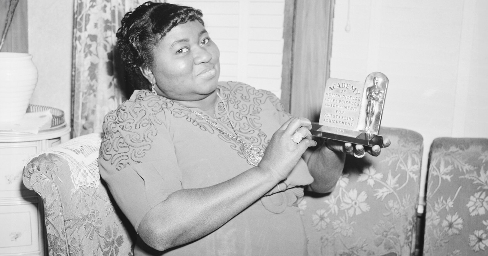 Oscars จะมอบรางวัลของ Hattie McDaniel นักแสดงออสการ์ผิวดำคนแรก ทดแทนโล่เก่าหลังสูญหายนานกว่า 60 ปี