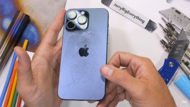 ซื้อเคสเถอะ! ชมคลิป iPhone 15 Pro Max ถูกกรีด ลนไฟ และบิดนิดเดียวกระจกหลังก็แตกคามือ!