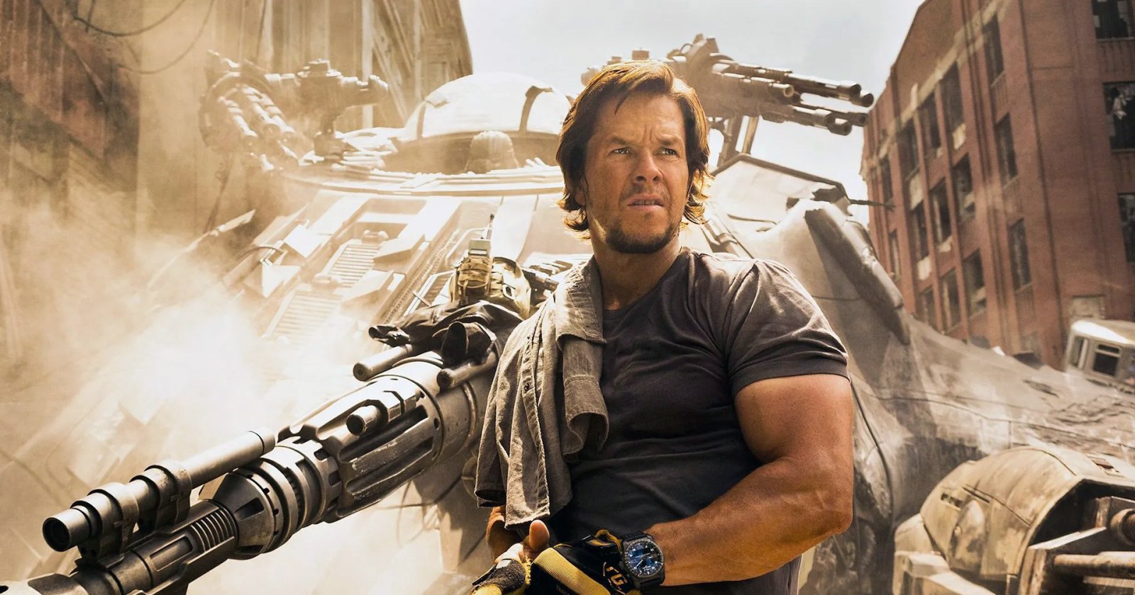 Mark Wahlberg หันมาเป็นผู้อำนวยการสร้าง เพราะเบื่อที่ต้องเป็นตัวสำรองจาก Tom Cruise และ Brad Pitt