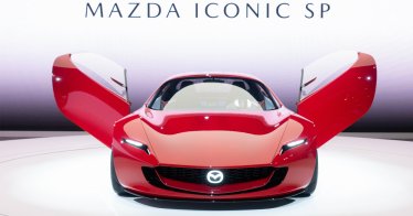 Mazda Iconic SP โรดสเตอร์คอนเซ็ปต์คาร์ ประตูปีกนก เครื่องยนต์โรตารีปั่นไฟเข้าแบตเตอรี่