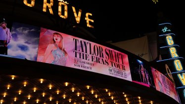 Taylor Swift: The Eras Tour เมื่อภาพยนตร์คอนเสิร์ตสามารถกระตุ้นเศรษฐกิจได้
