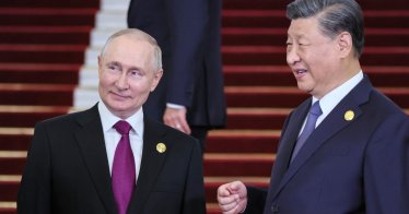 ประธานาธิบดีจีน สี จิ้นผิง ต้อนรับประธานาธิบดีรัสเซีย วลาดิเมียร์ ปูติน ขณะเข้าร่วมการประชุมหนึ่งแถบ-หนึ่งเส้นทาง