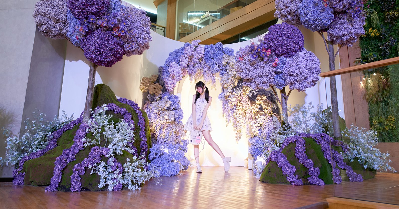 ส่องมุมถ่ายภาพ! The Maze of Happiness by Rak Dok ค้นหาความสุขในแต่ละรูปแบบ ผ่านนิทรรศการศิลปะจากดอกไม้