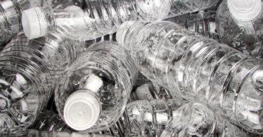 นักวิทยาศาสตร์เผย การดื่มน้ำจากขวดพลาสติกทำให้เราได้นาโนพลาสติกเข้าร่างกายเป็นประจำ