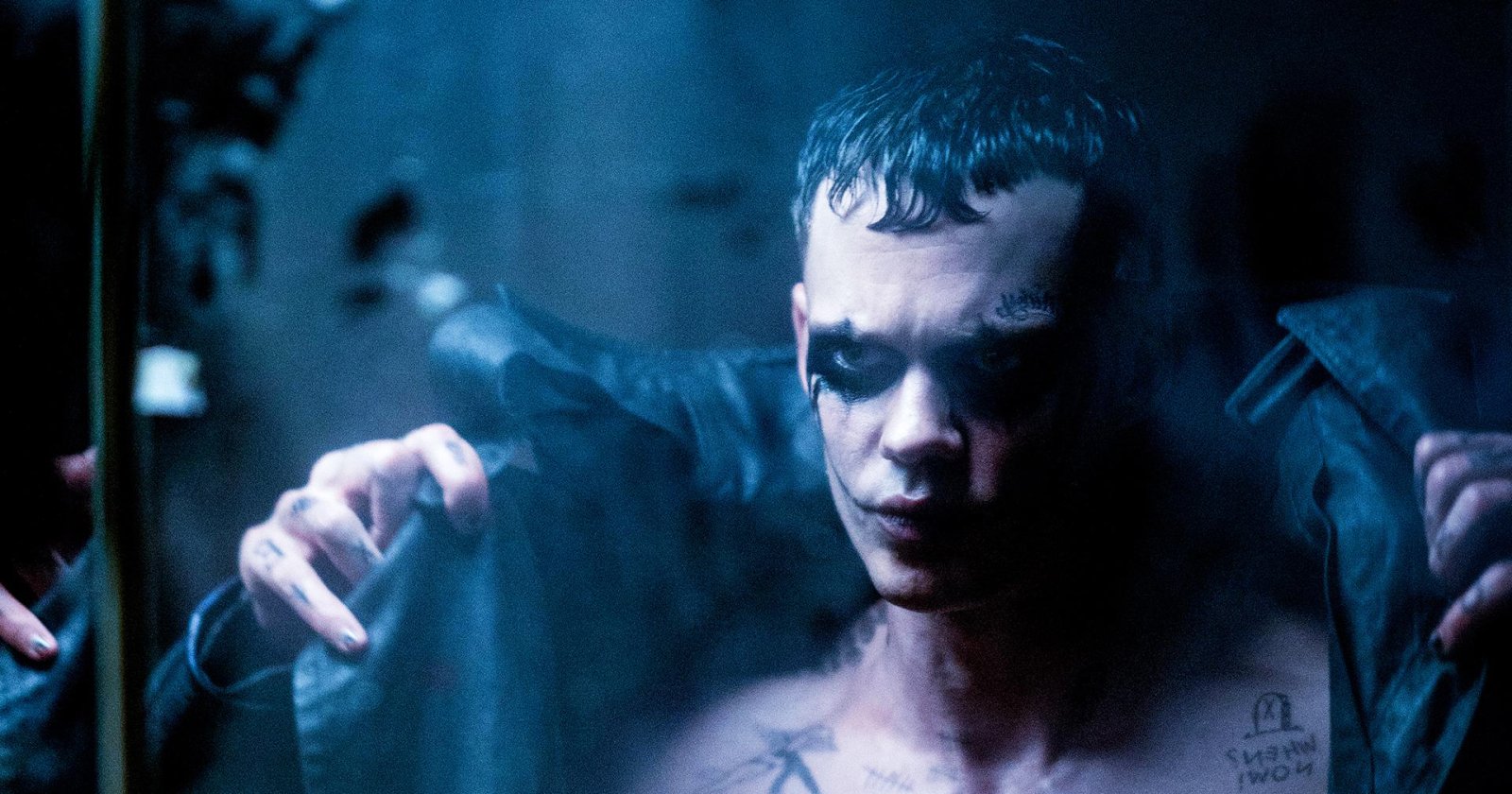 ภาพแรก ‘The Crow’ เวอร์ชันรีเมก: Bill Skarsgård ในโฉมหน้าอีกาพญายม