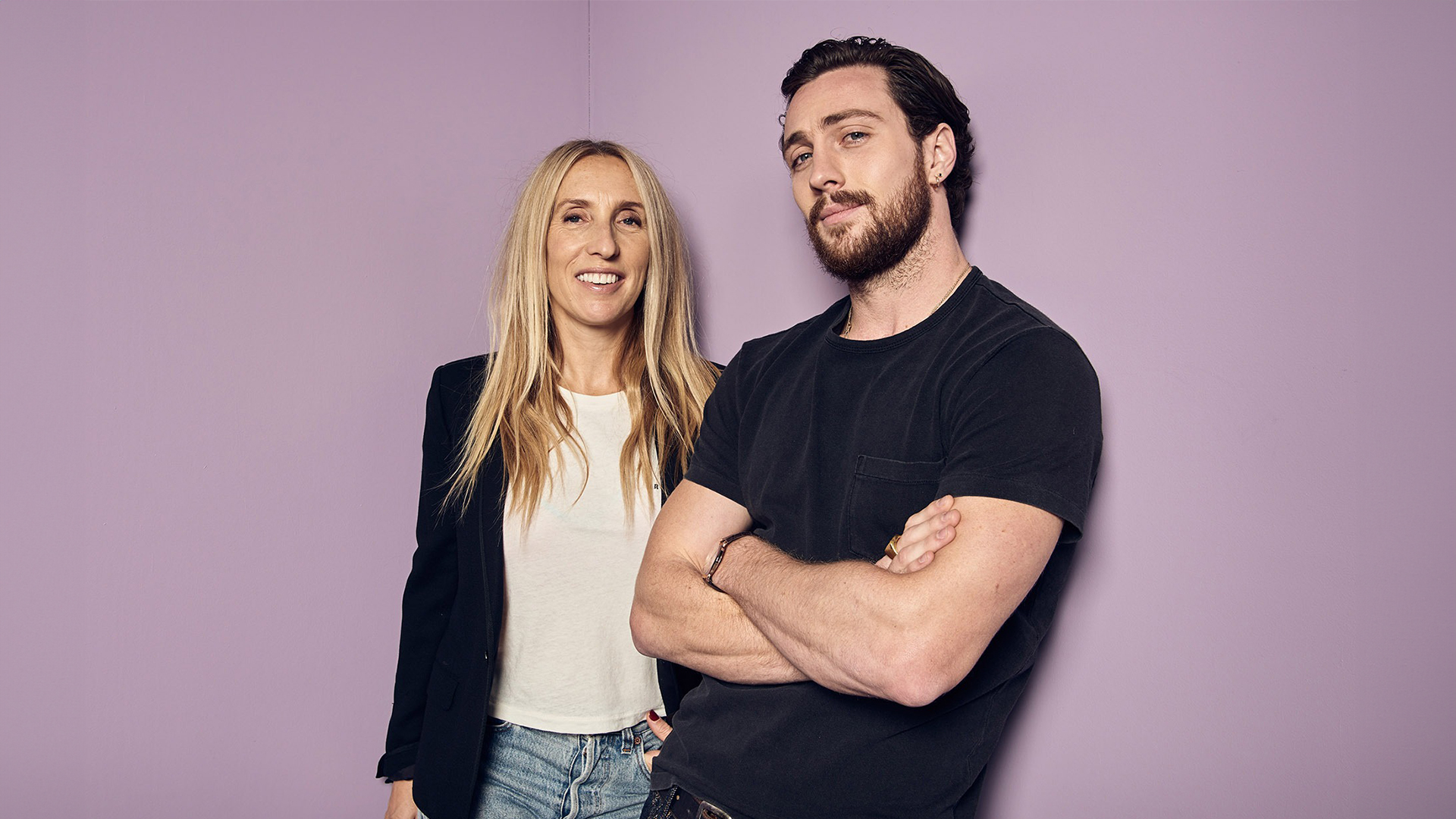 Aaron Taylor-Johnson ตอบโต้คำวิจารณ์ช่องว่างระหว่างอายุ 24 ปี ของเขากับภรรยา Sam Taylor-Johnson