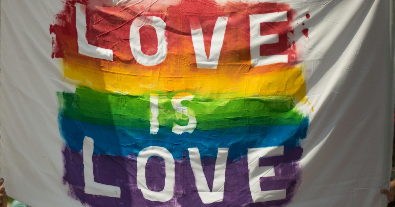 พ.ร.บ.สมรสเท่าเทียม ผ่านร่างกฎหมาย ให้สิทธิ LGBTQ+ หมั้น-สมรสได้