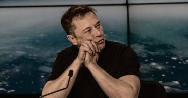 Elon Musk ทำนายว่า AI จะฉลาดกว่ามนุษย์ทุกคนรวมกัน