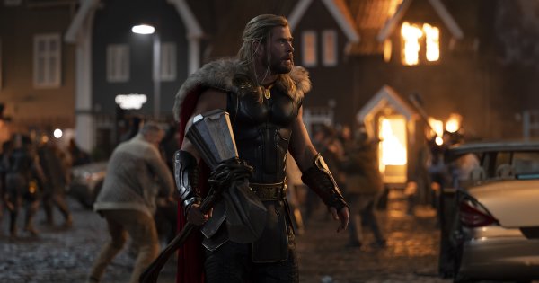 Chris Hemsworth รับ ยังคงผิดหวังกับการแสดงแบบติดตลกของตัวเองใน ‘Thor: Love and Thunder’