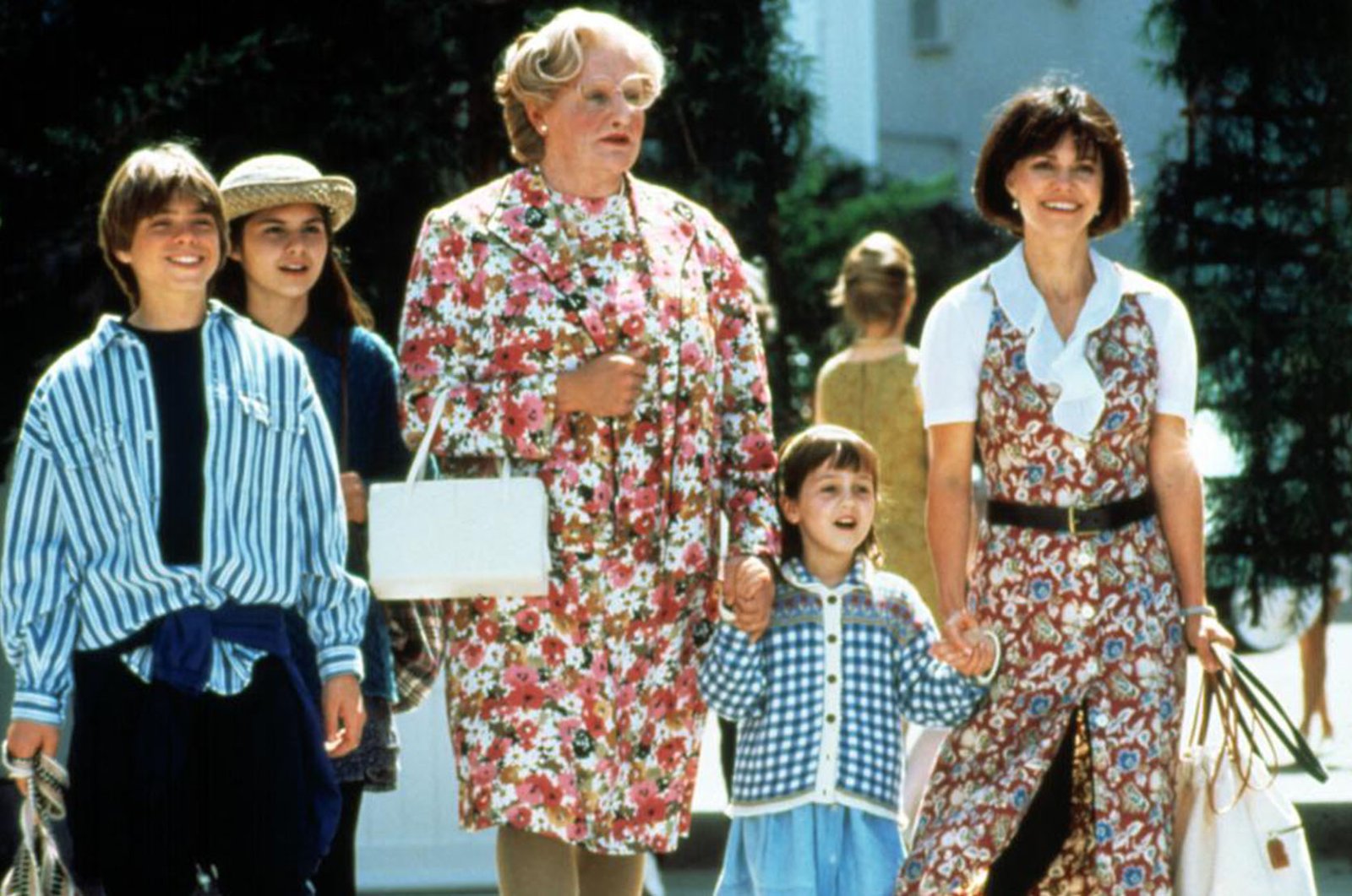 Robin Williams, Lisa Jakub, Matthew Lawrence, and Mara Wilson in Mrs. Doubtfire (1993)