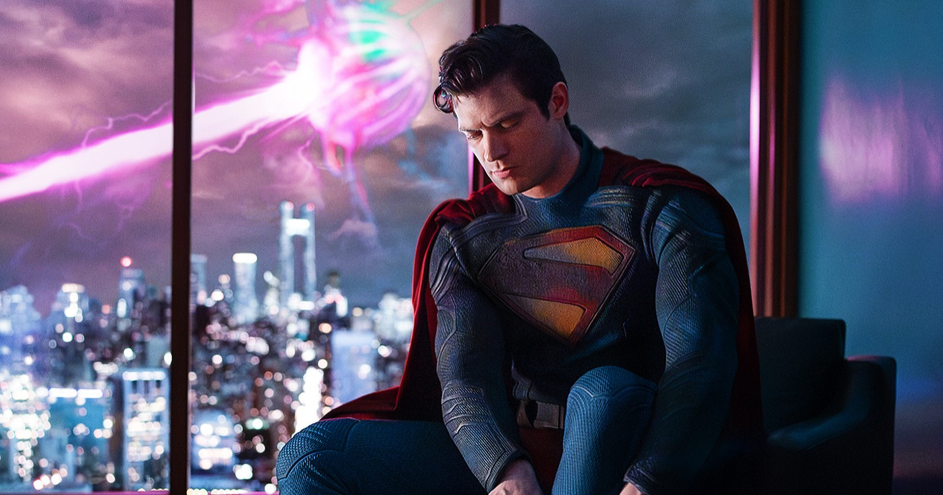 เจมส์ กันน์ ได้สร้างเซอร์ไพรส์ด้วยการโพสต์ภาพแรกของซูเปอร์แมนเวอร์ชันของ เดวิด คอเรนสเว็ต ในภาพยนตร์ Superman