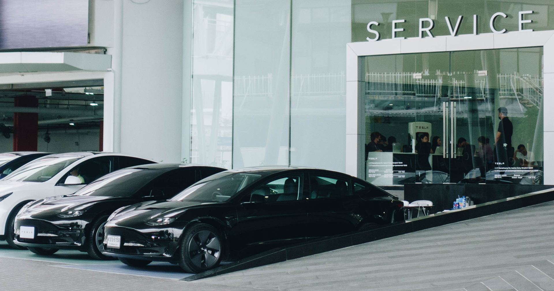 ประชาชนประท้วง Tesla ทั่วสหรัฐฯ จากบทบาทปลดเจ้าหน้าที่รัฐและการสนับสนุนฝ่ายขวาของ Elon Musk