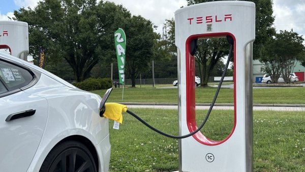เจ้าของอีวี Tesla เผยวางผ้าชุบน้ำหมาด ๆ ไว้บนด้ามจับ Supercharger ช่วยให้ชาร์จได้เร็วขึ้น