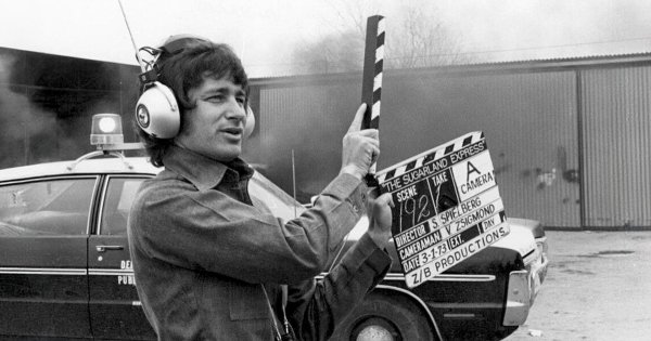 อย่าขัดจังหวะ! Steven Spielberg ขว้าง Apple Watch ที่อยู่ดี ๆ ก็ส่งเสียงเตือนฉุกเฉิน ระหว่างฉลองหนัง ‘Sugarland Express’ ครบรอบ 50 ปี