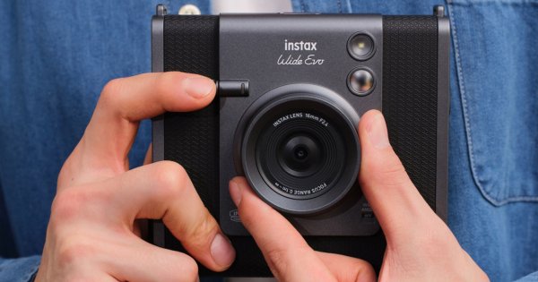 เปิดตัว ‘instax WIDE Evo’ กล้องอินสแตนท์ไฮบริดระดับไฮเอนด์ กับภาพใหญ่สะใจด้วยฟิล์มขนาด ‘WIDE’