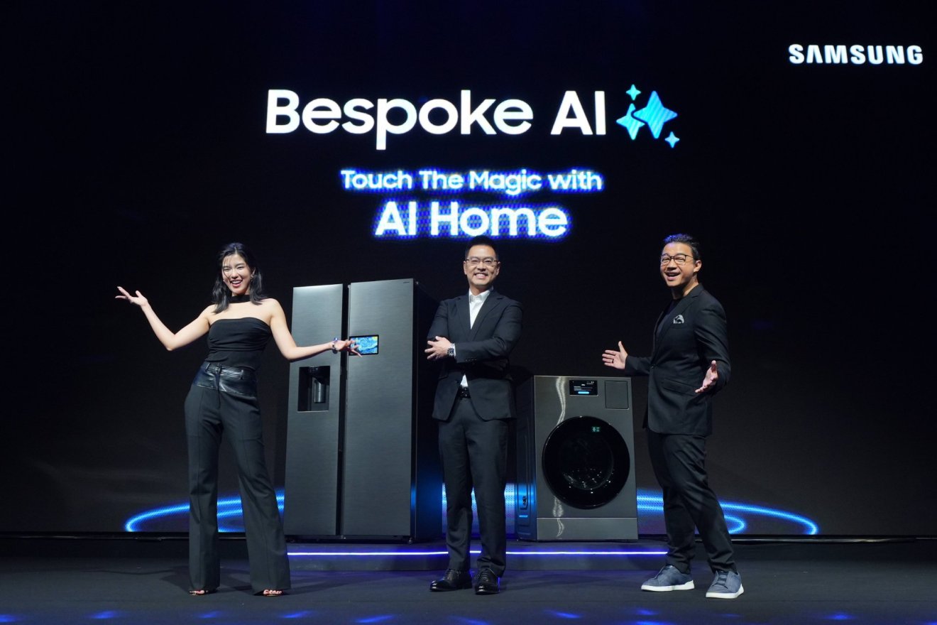 เปิดตัว Bespoke AI Side-by-Side มากับ AI Home Display ที่ฉีกกฎตู้เย็นแบบเดิม ๆ โดยมี หนุ่ย-พงศ์สุข และก้อย-อรัชพร สาธิตความเจ๋ง