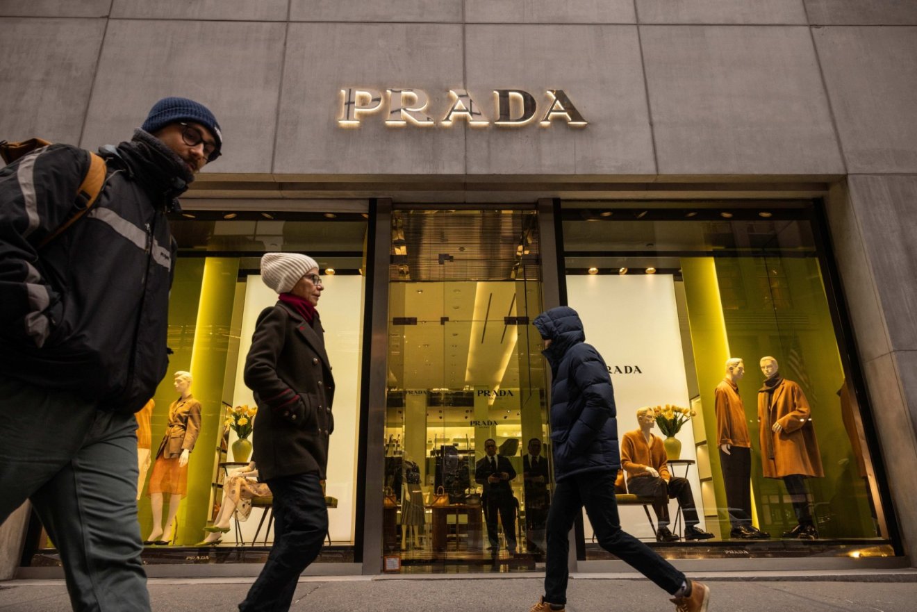 ดีลครั้งประวัติศาสตร์ Prada ซื้อ Versace ด้วยมูลค่า 1.4 พันล้านเหรียญสหรัฐฯ