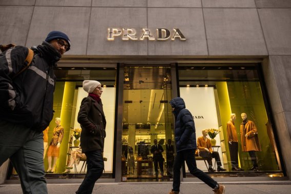 ดีลครั้งประวัติศาสตร์ Prada ซื้อ Versace ด้วยมูลค่า 1.4 พันล้านเหรียญสหรัฐฯ