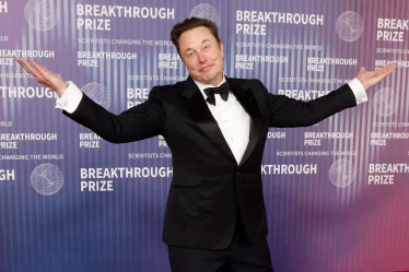 อีลอน มัสก์ ให้คำมั่นนั่งเก้าอี้ซีอีโอ Tesla ต่ออีก 5 ปี ฝ่ากระแสต่อต้านทางการเมือง