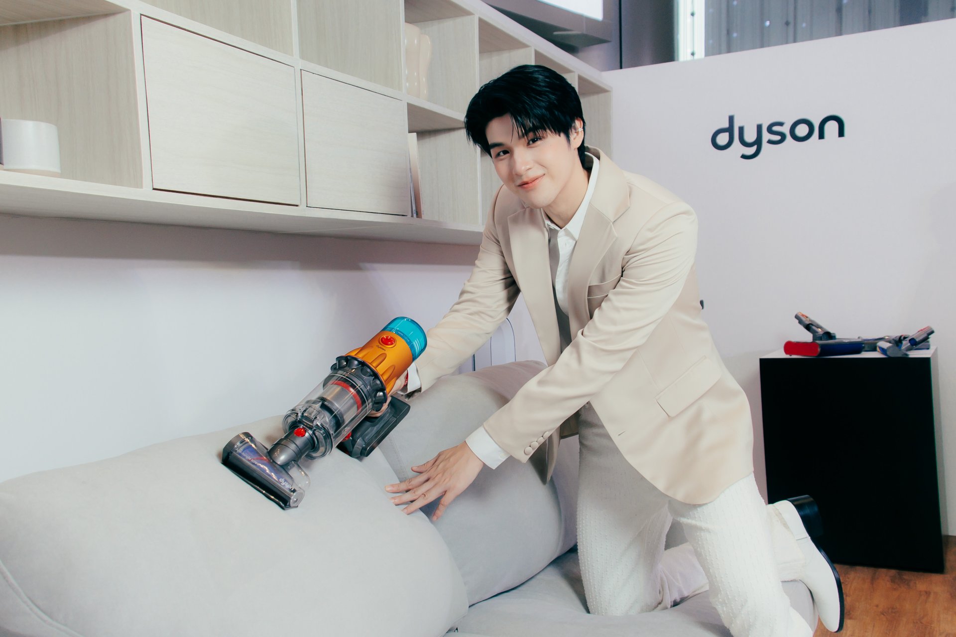‘สกาย วงศ์รวี’ โชว์ลีลาการทำความสะอาดด้วยเทคโนโลยีล่าสุดจาก ‘Dyson’
