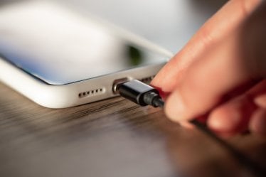 รวม 6 ทริก แก้โทรศัพท์ Samsung ชาร์จไม่เข้าด้วยตัวเอง 