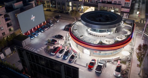 Tesla Diner เปิดแล้ว ! แถมมีพนักงานเป็นโรบอตเหมือนในหนังไซไฟเป๊ะ
