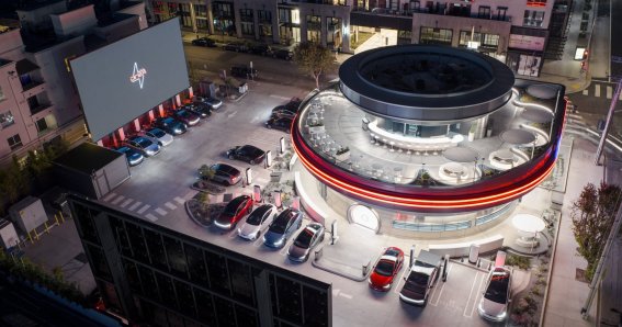 Tesla Diner เปิดแล้ว ! แถมมีพนักงานเป็นโรบอตเหมือนในหนังไซไฟเป๊ะ