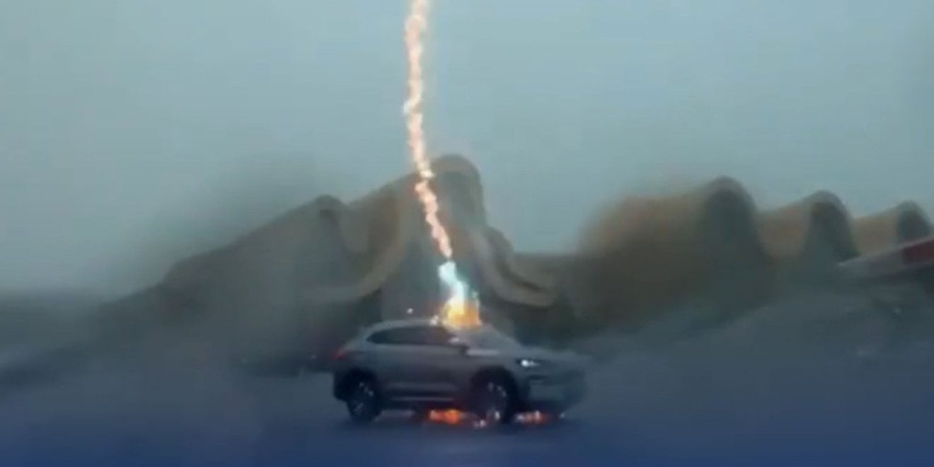 ไวรัลจีน ! รถยนต์ถูกฟ้าผ่า 3 ครั้งติด คนขับปลอดภัยเพราะหลักฟิสิกส์ Faraday Cage