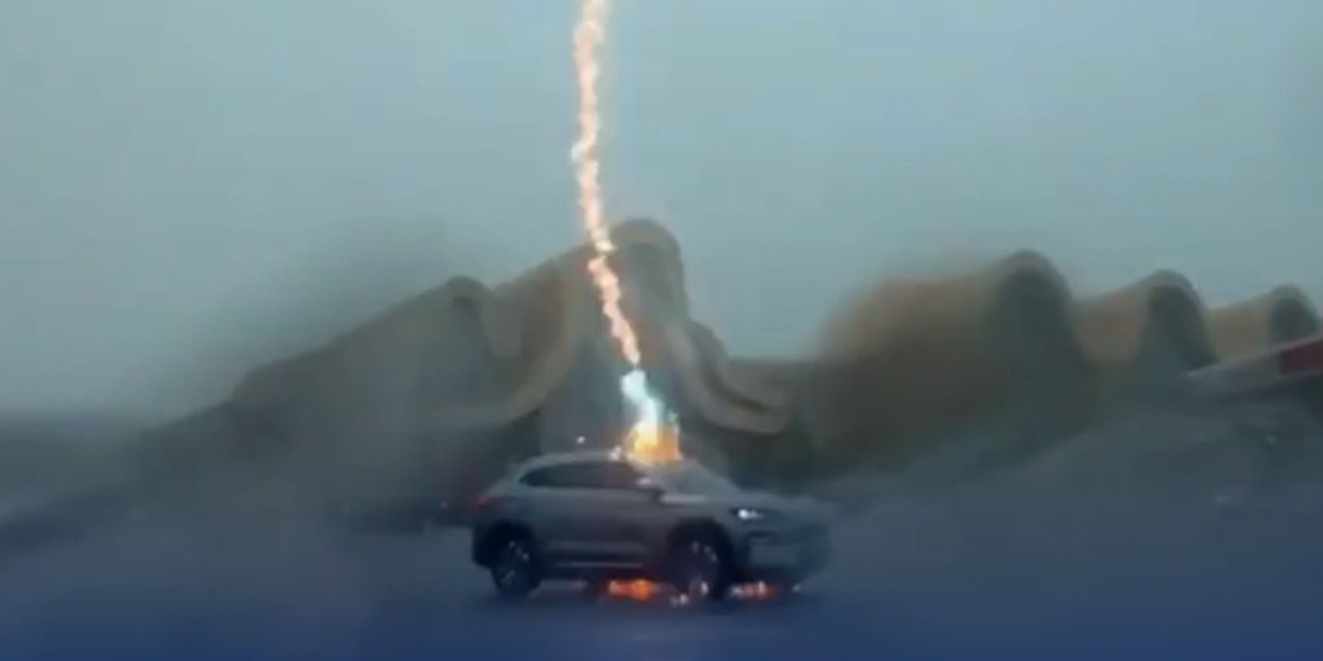 ไวรัลจีน ! รถยนต์ถูกฟ้าผ่า 3 ครั้งติด คนขับปลอดภัยเพราะหลักฟิสิกส์ Faraday Cage
