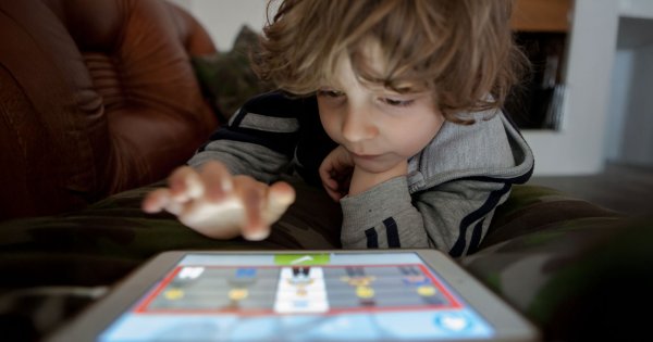 หมดยุคทีวี ! Gen Alpha สน YouTube และ Twitch เพราะมีอิสระในการเลือกมากกว่า