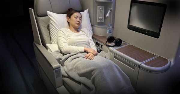 นอนบนเครื่องบิน ปลุกหรือไม่ปลุก ? ความปลอดภัยของผู้โดยสารที่อยู่ในความรับผิดชอบของลูกเรือ