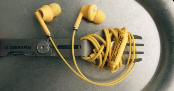 LE SSERAFIM สุดติสต์ ออกหูฟังคอนเซปต์ ‘เส้นสปาเกตตี’ พร้อมกับซิงเกิลล่าสุดในชื่อเดียวกัน ! 