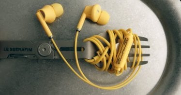 LE SSERAFIM สุดติสต์ ออกหูฟังคอนเซปต์ ‘เส้นสปาเกตตี’ พร้อมกับซิงเกิลล่าสุดในชื่อเดียวกัน ! 