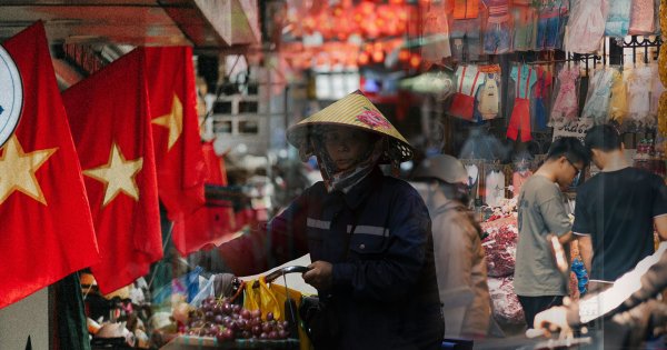 เวียดนามเศรษฐกิจพุ่ง ! ค้าเกินดุลแตะ 1.7 พันล้านเหรียญสหรัฐฯ ท่ามกลางอุปสรรคภาษีทรัมป์ เตรียมทยานเป็นยักษ์ใหญ่อาเซียน