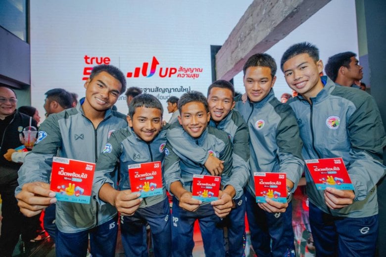 ไลฟ์สดจากสนามหญ้าสู่สยามสแควร์ ทรู อัปประสบการณ์ดิจิทัลขวัญใจมหาชน “หมอนทองวิทยา–อบจ.ชัยนาท” พร้อมเปิดทรูแบรนดิ้งช้อป