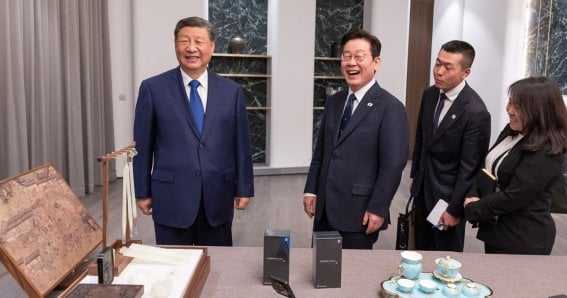 แหย่ถ้ำเสือ ! สี จิ้นผิง ให้ของขวัญผู้นำเกาหลีใต้ เป็นมือถือจีน Xiaomi 15 Ultra พร้อมพูดเล่น “เช็กได้นะว่ามี Backdoor รึเปล่า”