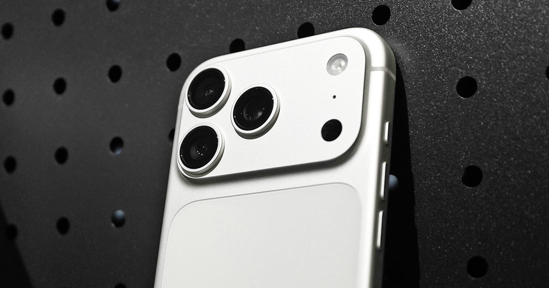 iPhone 18 Pro อาจมาพร้อมกล้องรับรูรับแสงได้ และฝาหลังโปร่งแสง