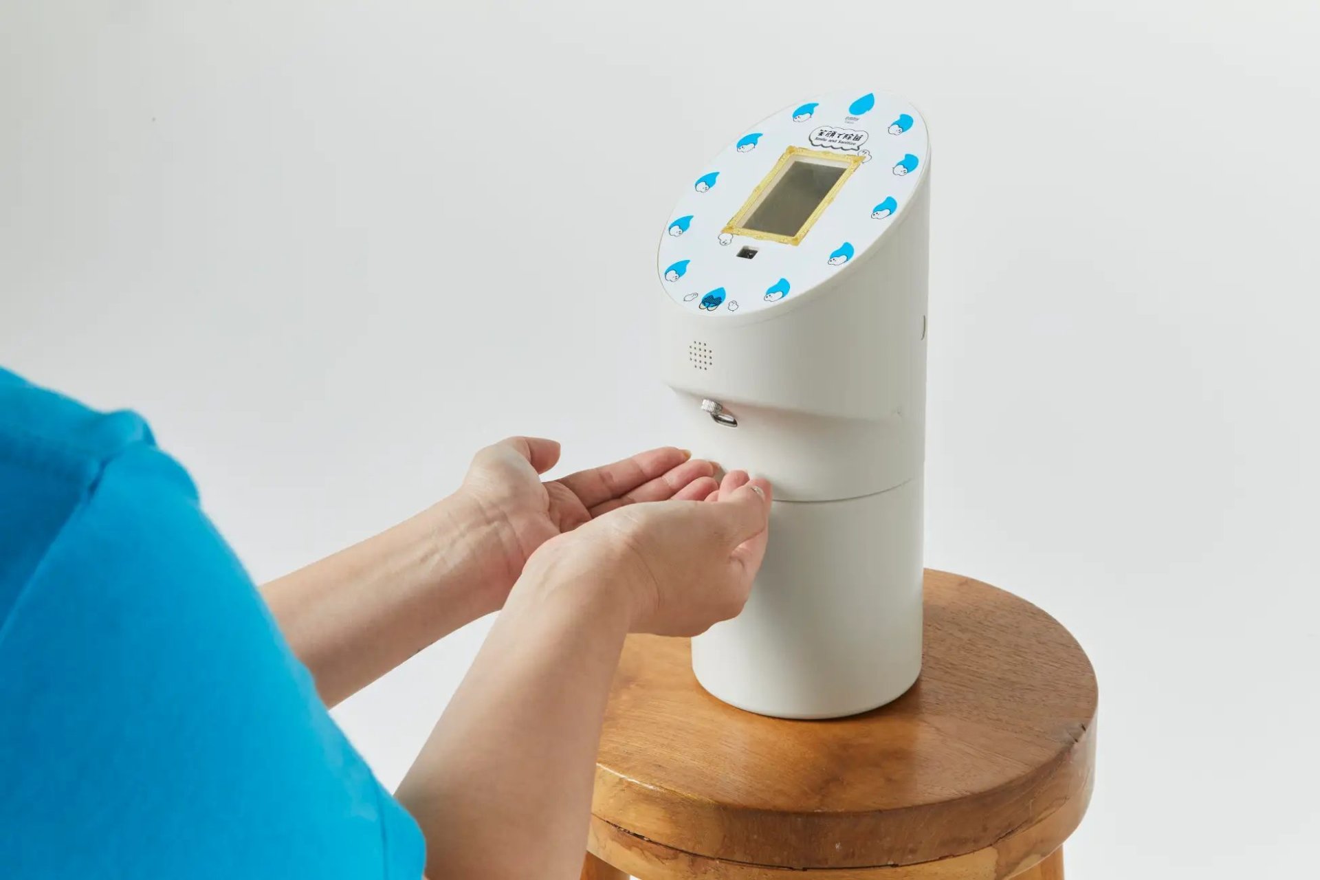 สมเป็นญี่ปุ่นสุดครีเอต ! เครื่องจ่ายสเปรย์ฆ่าเชื้อ ที่ต้อง​ ”ยิ้มก่อนถึงจะล้างมือได้”