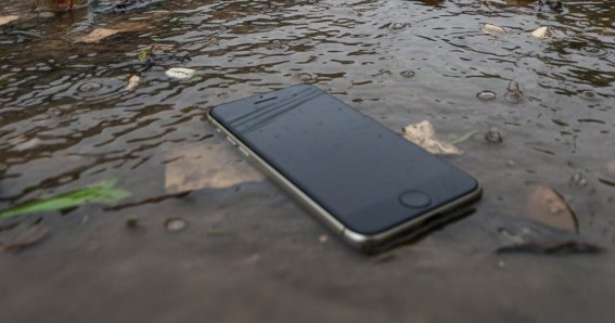 มือถือตกน้ำ เปียกน้ำ จากเหตุน้ำท่วม ต้องทำไง ? ถังข้าวสารช่วยได้จริงรึเปล่า ?
