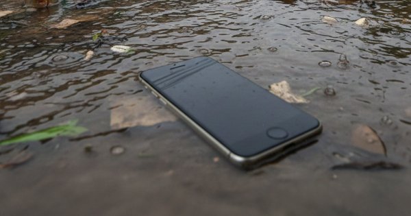 มือถือตกน้ำ เปียกน้ำ จากเหตุน้ำท่วม ต้องทำไง ? ถังข้าวสารช่วยได้จริงเปล่า ?